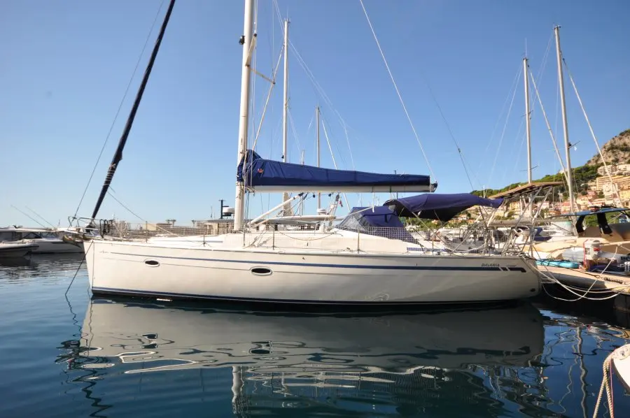 Bavaria Cruiser 40 — Voilier blanc amarré dans un port, vu de profil.