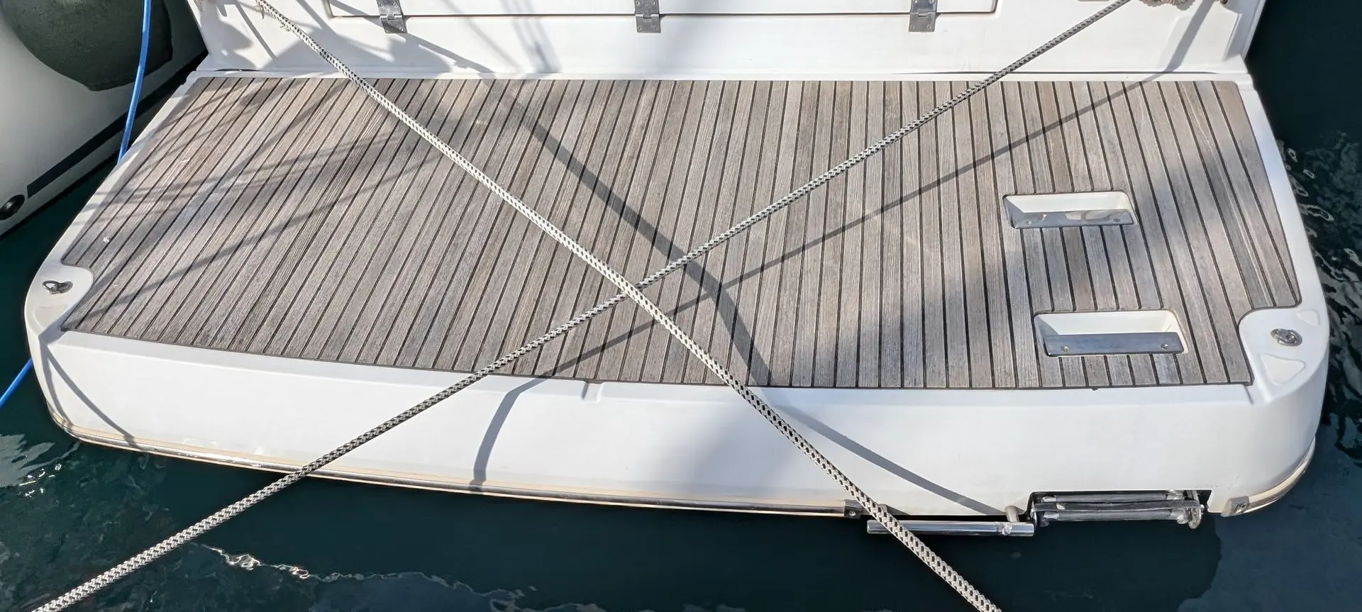 Jeanneau Leader 30 — Vue plongeante de la plateforme arrière et de la plage de bain d’un bateau.