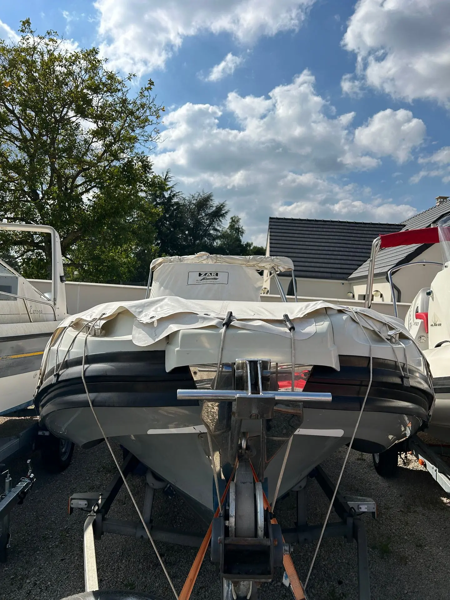Zar Formenti Zar 57 — Vue arrière d’un bateau pneumatique couvert, installé sur une remorque.