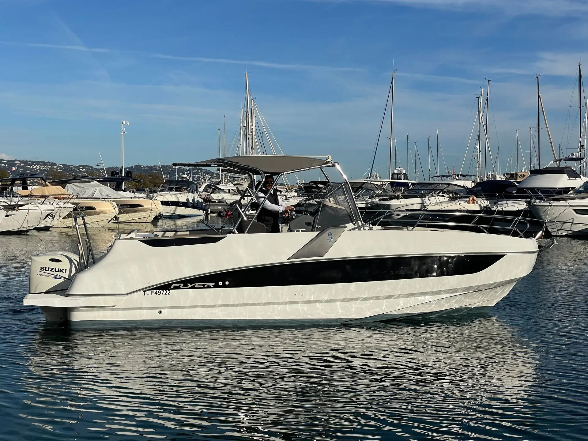 Beneteau Flyer 8.8 SPACEdeck — Bateau à moteur blanc photographié de profil dans un port de plaisance.