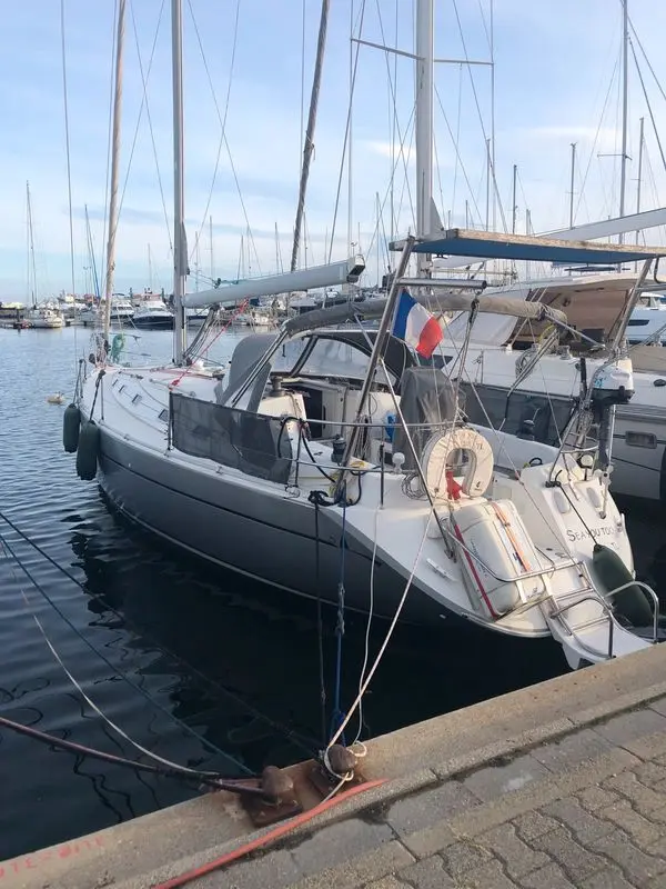 Harmony 42 — Voilier blanc amarré dans un port, vu de trois quarts arrière.