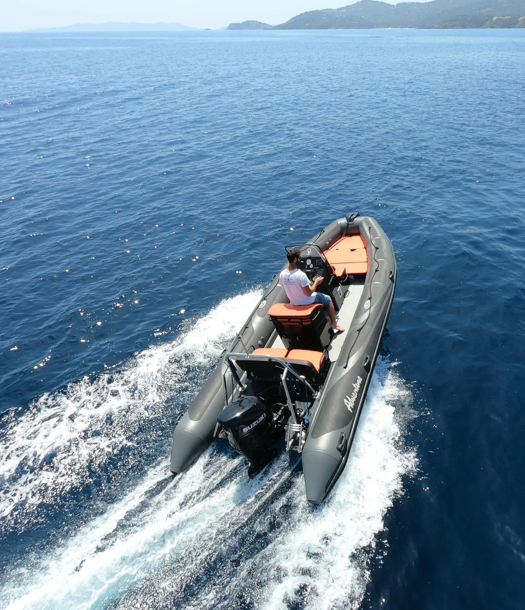 Adventure Vesta 650 — Bateau pneumatique gris naviguant à vive allure sur une mer bleue.
