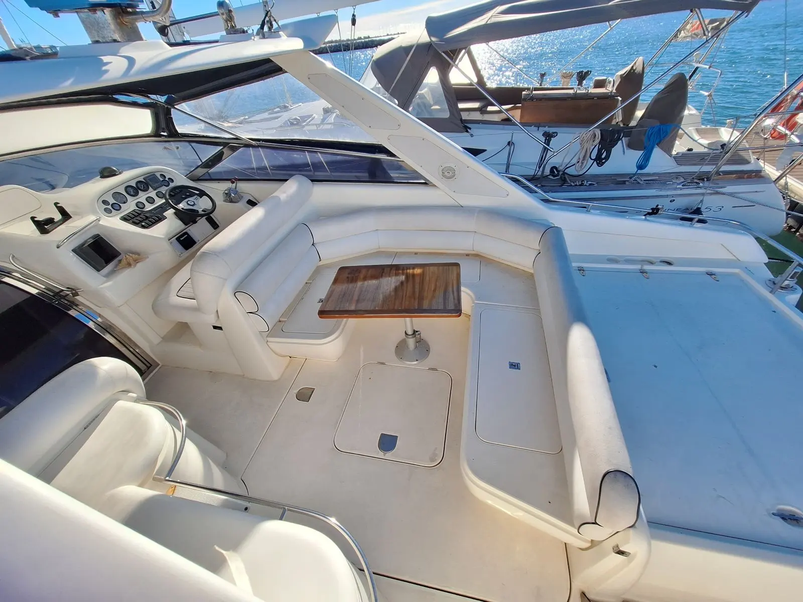 Sunseeker Mustique 42 — Vue du cockpit et du poste de pilotage d’un bateau à moteur sur l’eau.