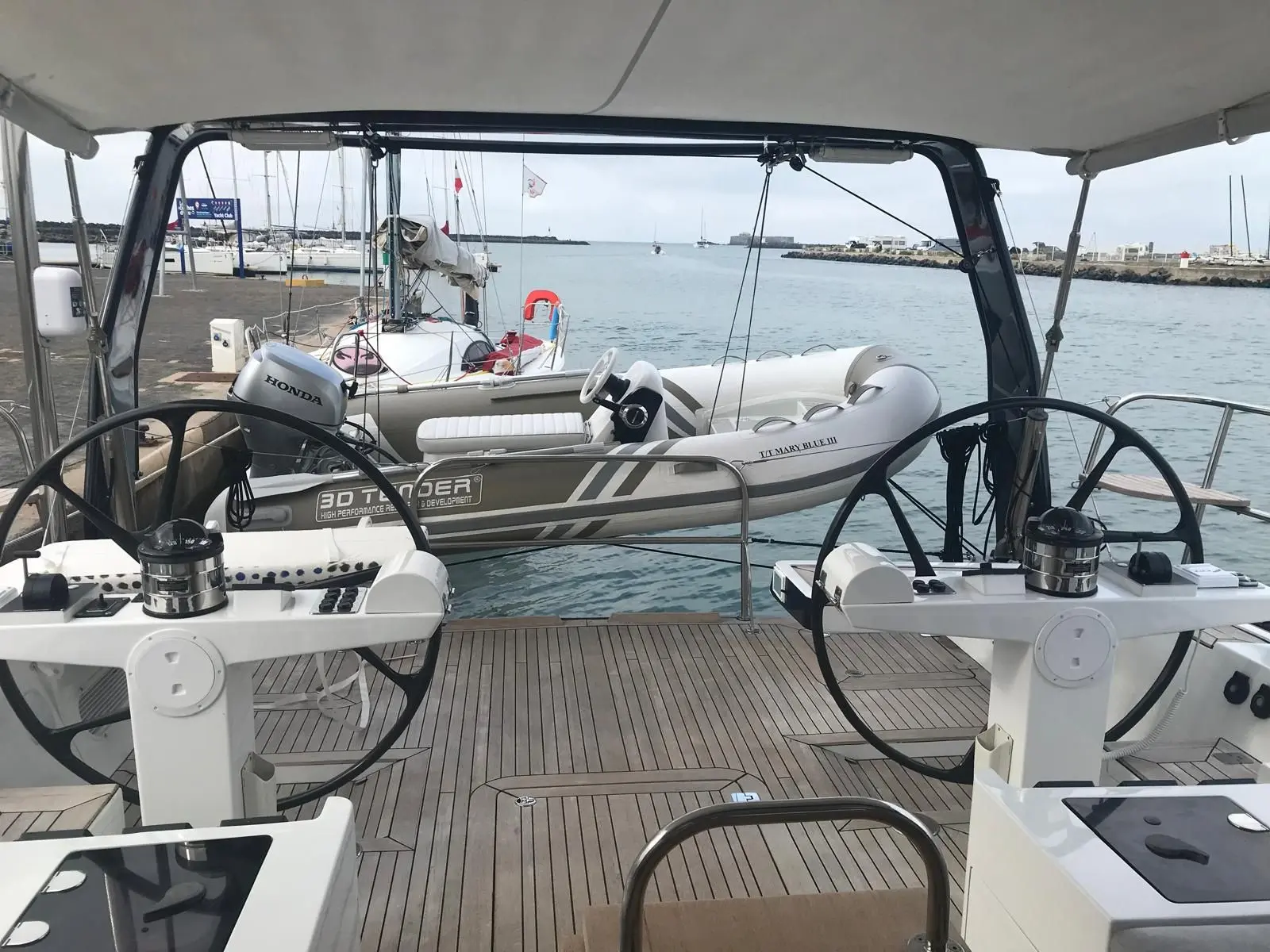 Garcia 65 — Vue du cockpit arrière avec deux postes de barre et une annexe à moteur.