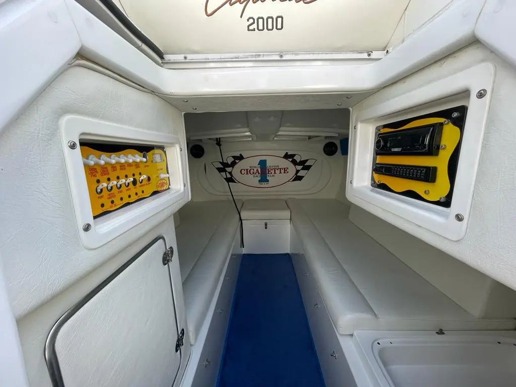 Cigarette 38 — Cabine intérieure avec banquettes, équipements audio et commandes visibles.
