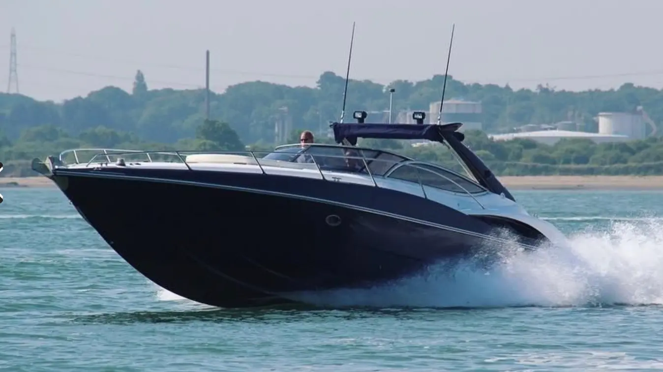 Sunseeker Superhawk 50 — Bateau à moteur noir et blanc naviguant à vive allure, vu de trois quarts.
