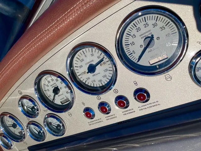 Riva Aquariva — Tableau de bord avec plusieurs cadrans et commandes de navigation.