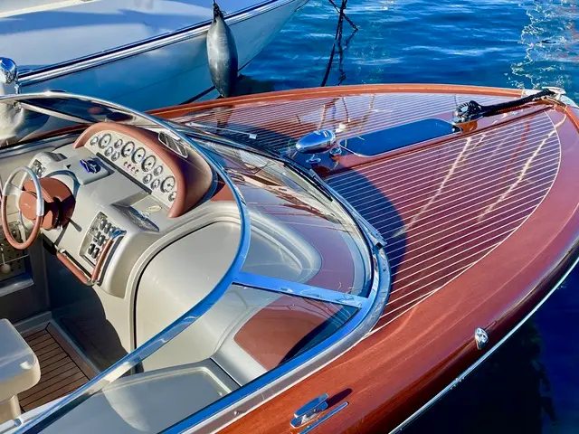 Riva Aquariva — Vue plongeante sur le cockpit et le pont arrière en bois verni d’un bateau.