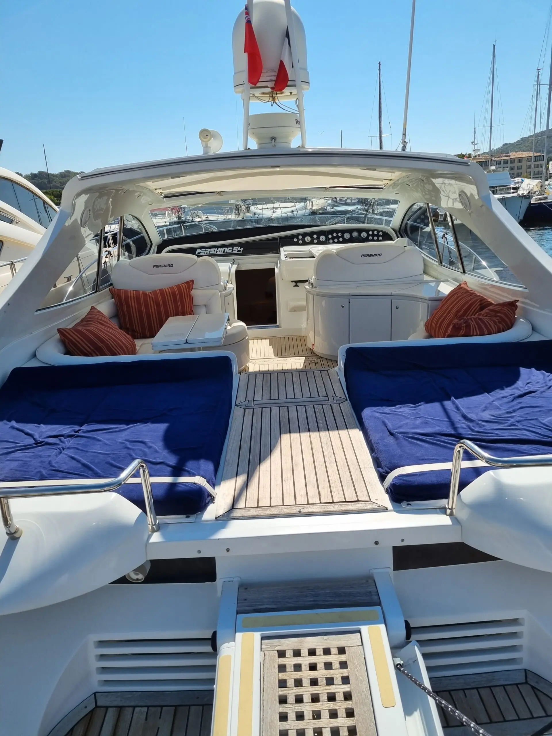 Pershing 54 — Cockpit arrière avec postes de pilotage, banquettes et plateforme de bain.