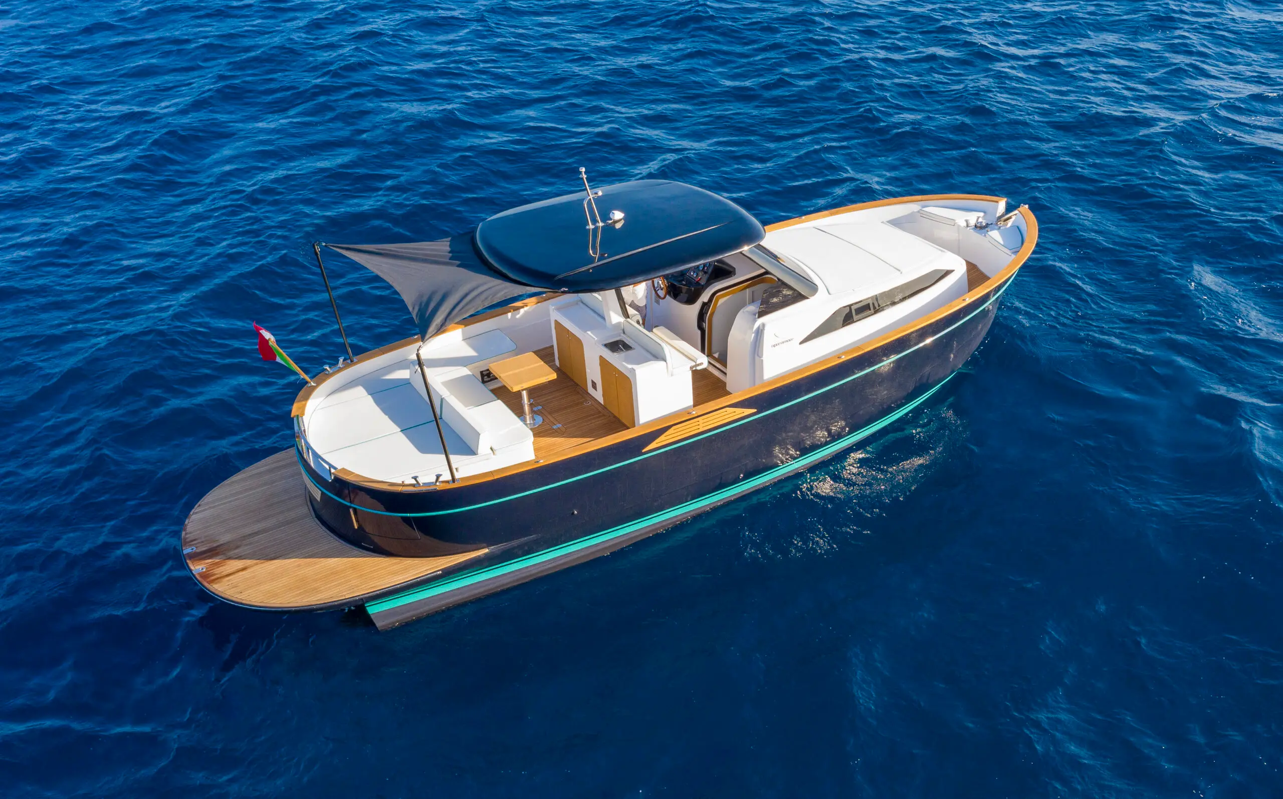 Apreamare Gozzo 35 — Vue aérienne en trois quarts d’un bateau à moteur naviguant en mer.
