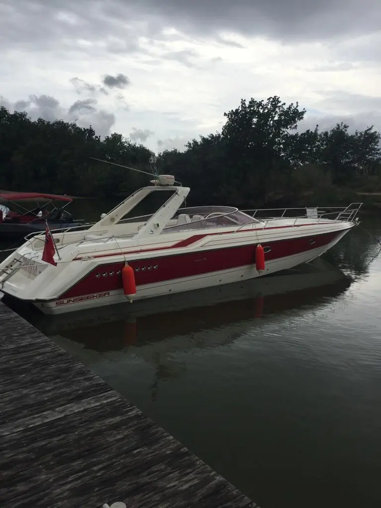 Sunseeker Thunderhawk 43 — Vue latérale d’un bateau à moteur amarré, photographié depuis le quai.