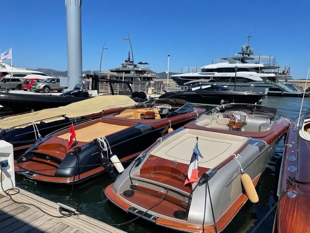 Riva Aquariva — Vue arrière de plusieurs bateaux amarrés dans une marina ensoleillée.
