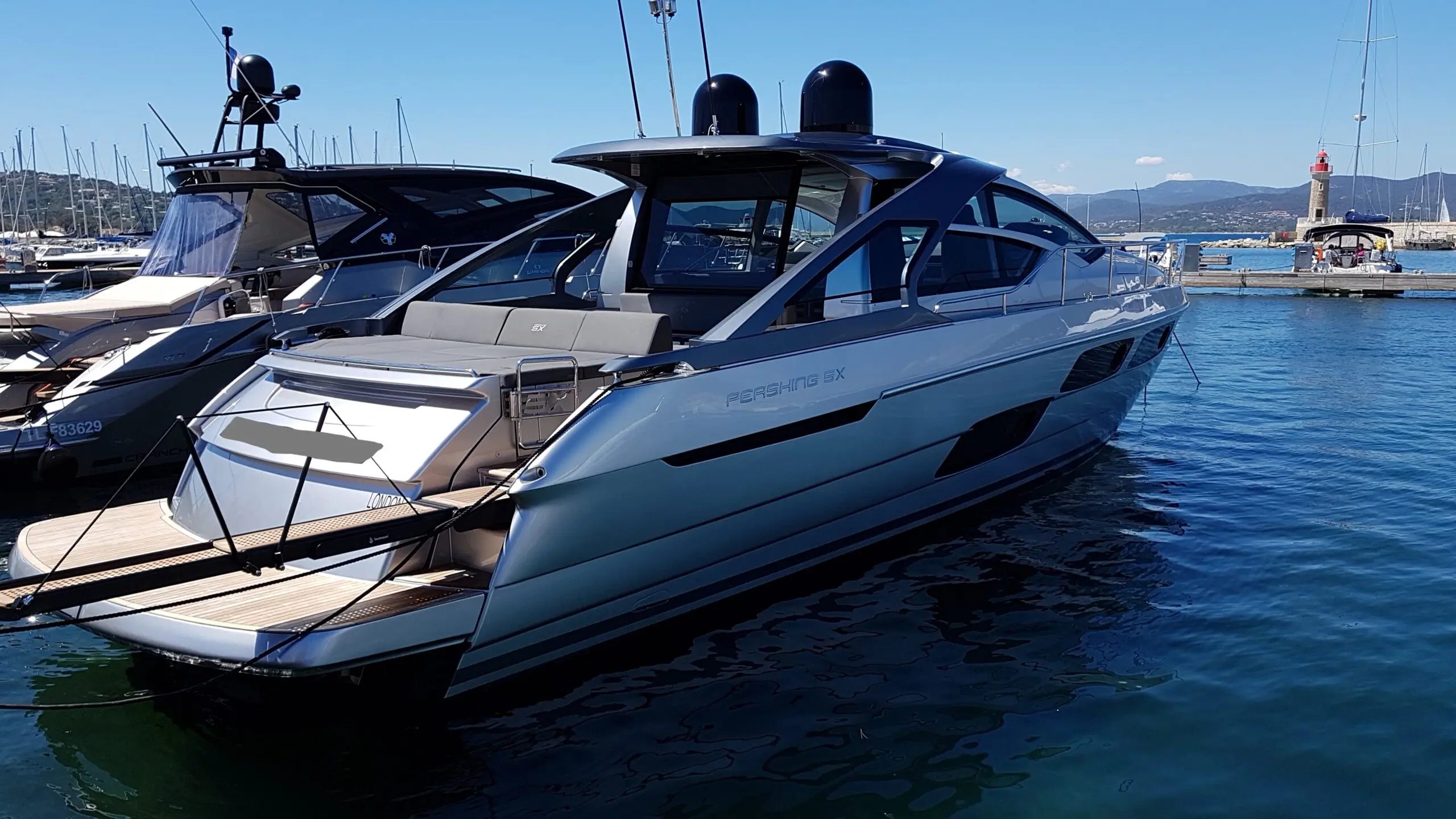 Pershing 5X — Bateau à moteur vu de trois quarts arrière dans un port de plaisance.