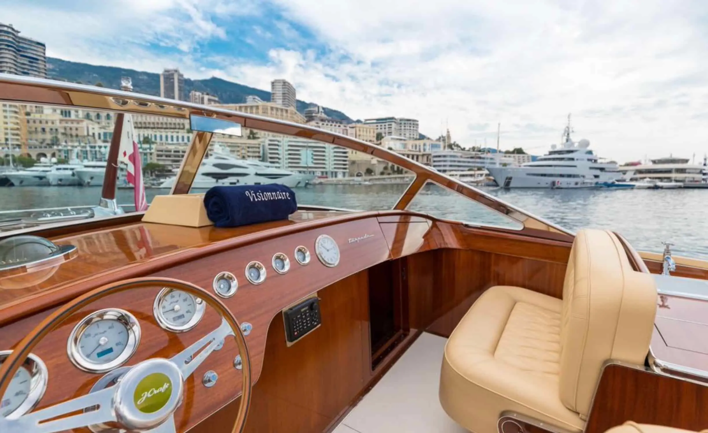 Jcraft Torpdeo 42 — Vue du poste de pilotage en bois d’un bateau, avec instruments et siège beige.