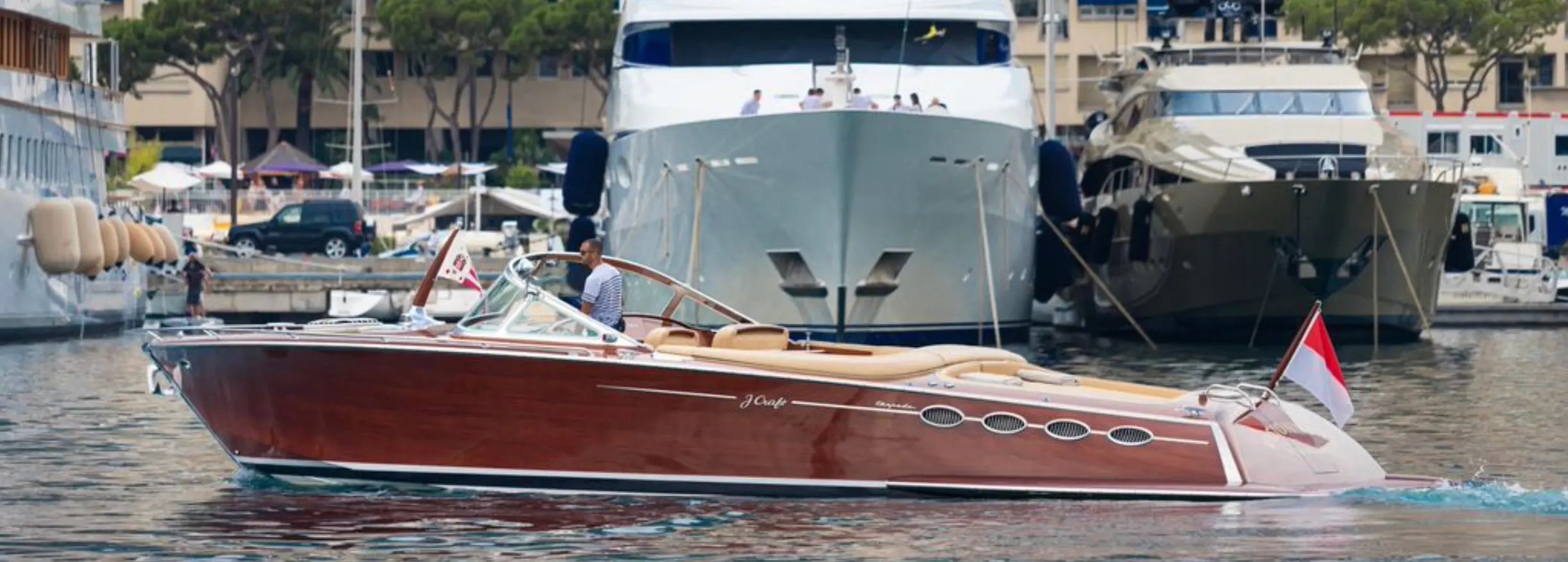 Jcraft Torpdeo 42 — Bateau à moteur en bois photographié de profil dans un port.