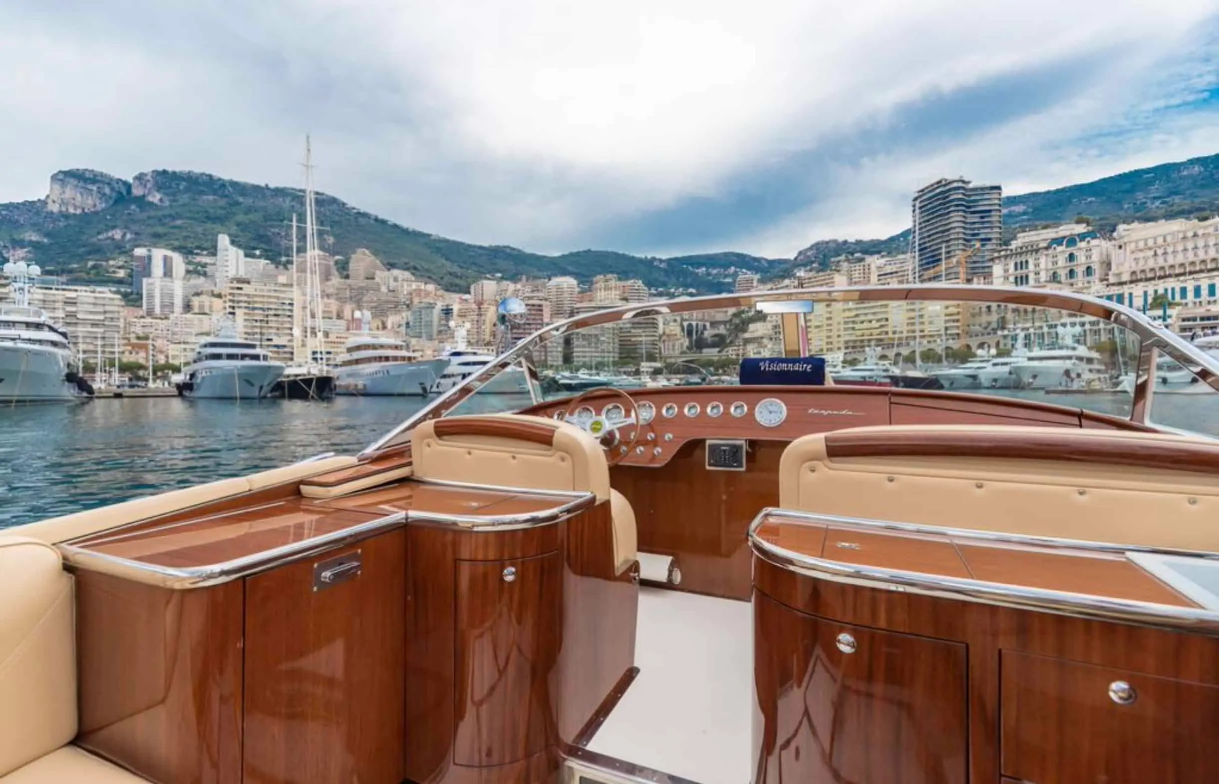 Jcraft Torpdeo 42 — Vue du cockpit en bois d’un bateau amarré dans un port urbain.