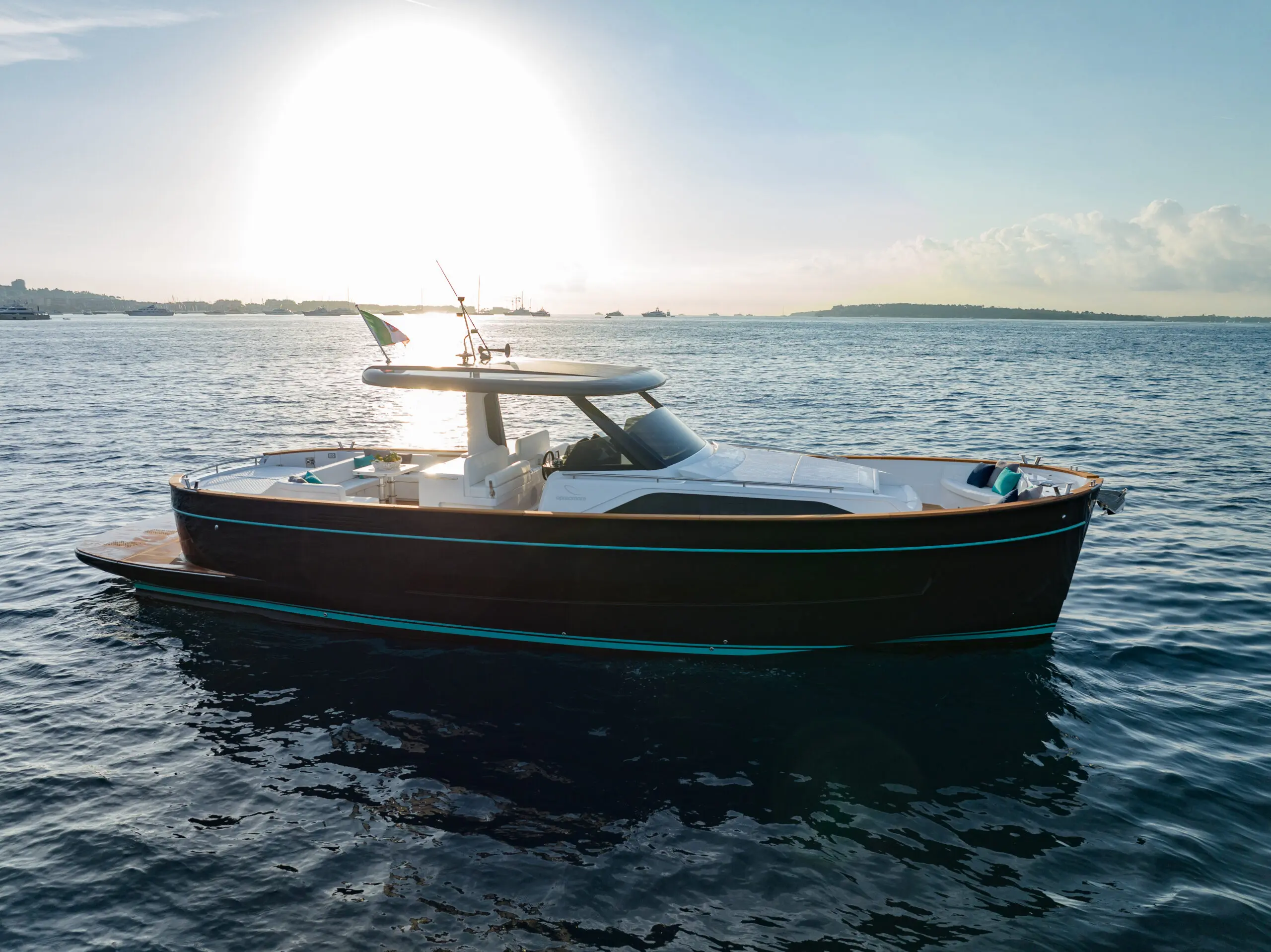 Apreamare Gozzo 45 — Bateau à moteur vu de trois quarts sur une mer calme au coucher du soleil.