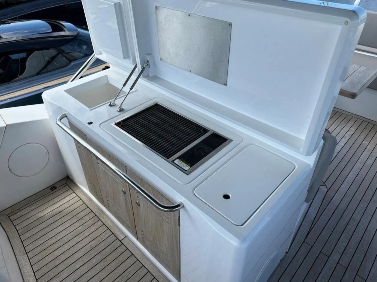 Sunseeker Manhattan 52 — Cuisine extérieure avec plancha, évier et rangements sur le pont.