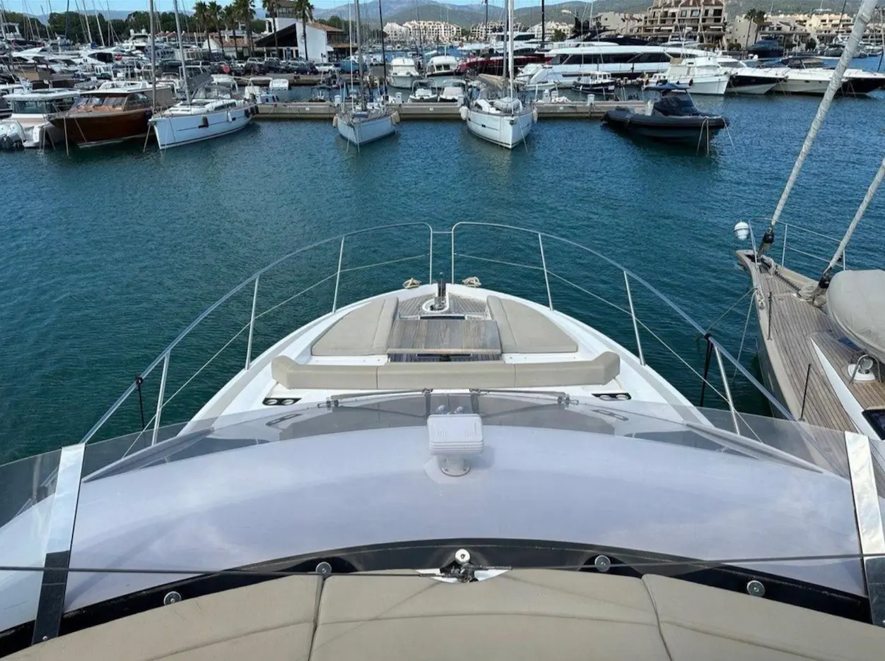 Sunseeker Manhattan 52 — Vue du pont avant d’un yacht amarré dans une marina.