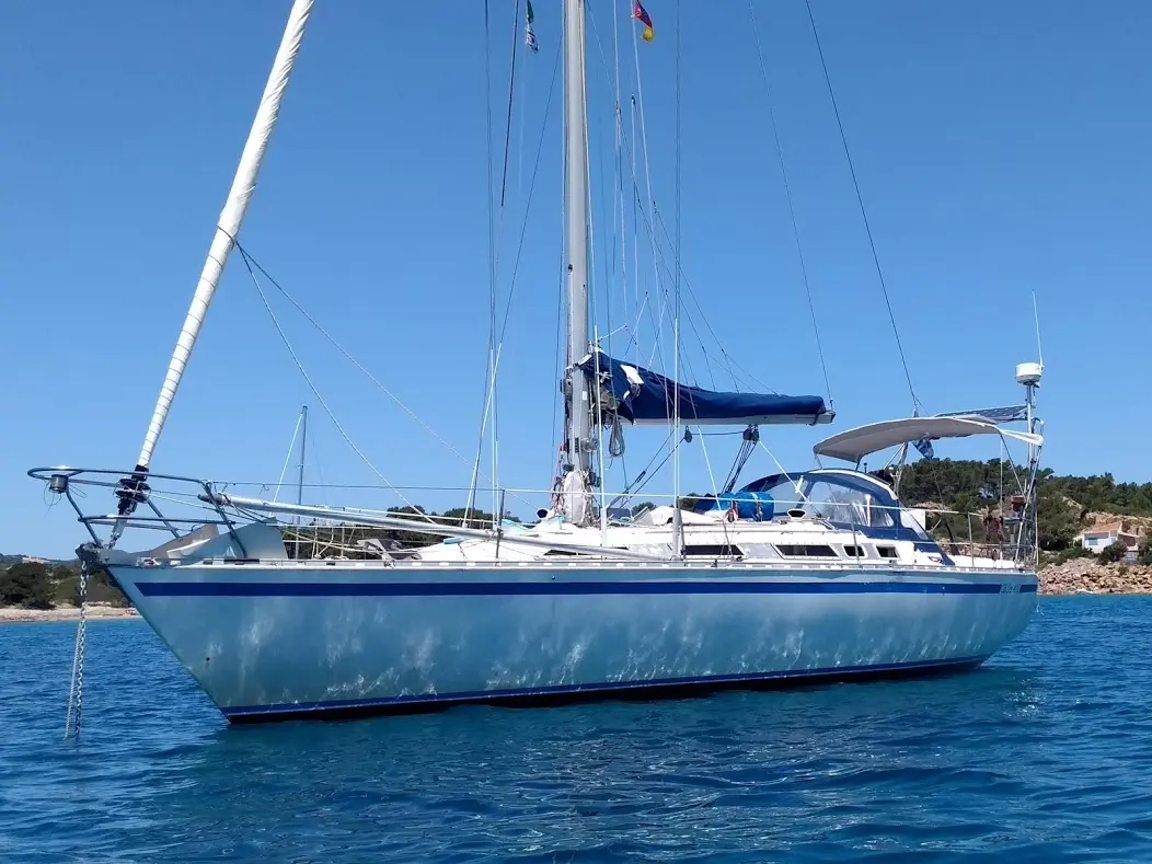Gibert Marine Gib Sea 402 — Voilier bleu à un mât photographié de profil au mouillage près du rivage.