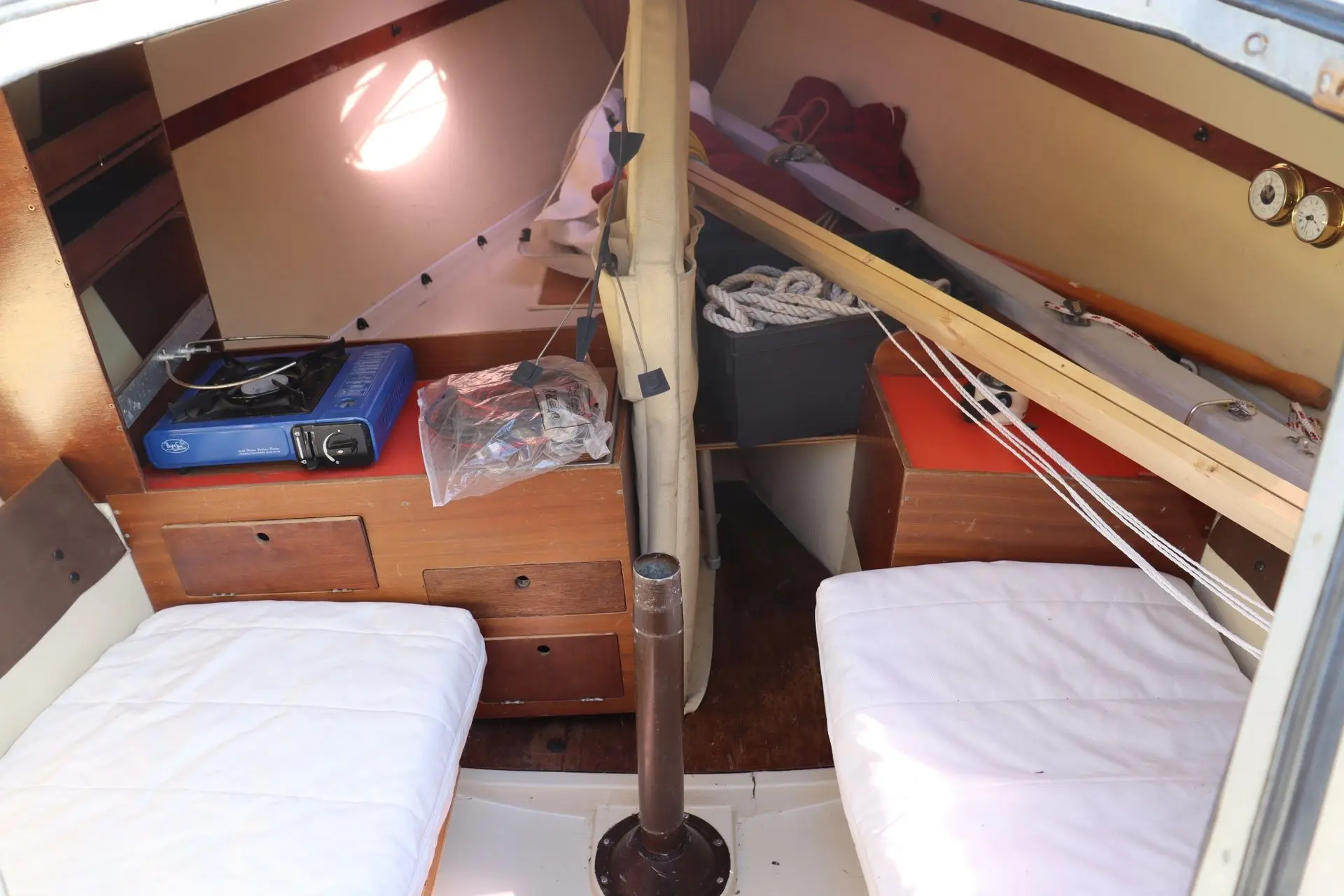 Etap 20 — Vue intérieure d'une cabine avec deux couchettes, rangements et équipements visibles.
