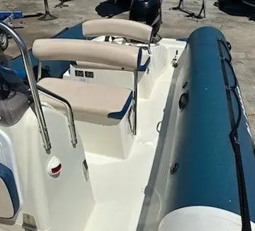 Zodiac Bombard Sunrider 650 — Vue plongeante sur le cockpit et le flotteur bleu d’un bateau pneumatique.