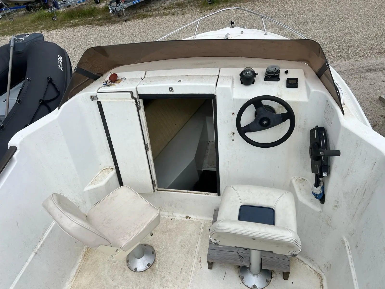 Ocqueteau Colt 540 — Vue du cockpit avec poste de pilotage, sièges et accès à la cabine.