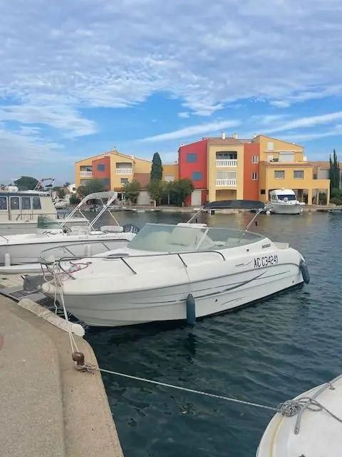 Sessa Marine Islamorada 21 — Bateau blanc amarré dans un port, photographié de trois quarts avant.