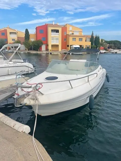 Sessa Marine Islamorada 21 — Bateau à moteur blanc amarré dans un port, vu de trois quarts avant.