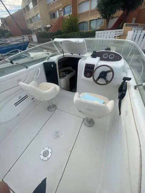 Sessa Marine Islamorada 21 — Cockpit avec console de pilotage, deux sièges et trappe ouverte.