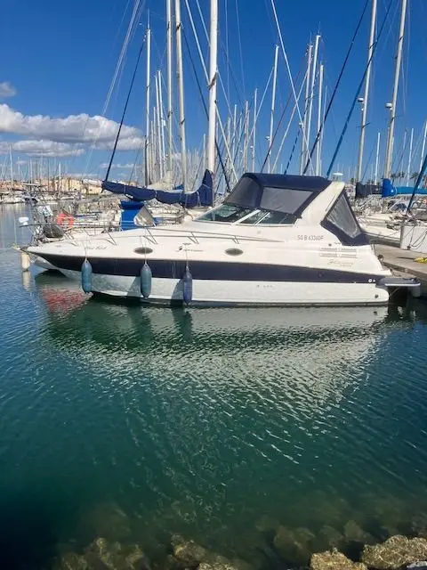Cruisers Yachts 2870 Express — Bateau à moteur amarré dans une marina, vu de profil.