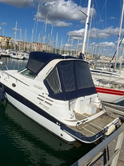Cruisers Yachts 2870 Express — Bateau à moteur blanc amarré dans une marina, vu de trois quarts arrière.