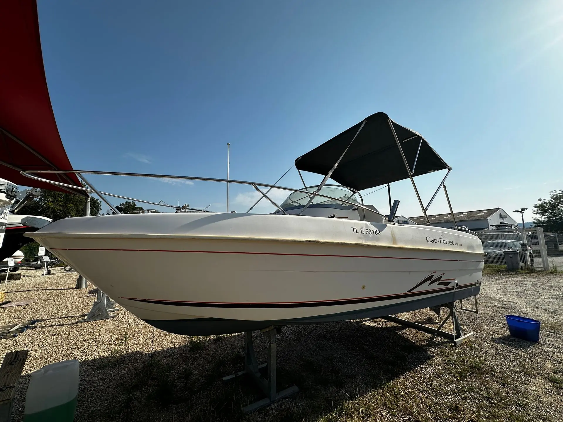 B2 Marine 552 — Bateau à moteur blanc sur ber, photographié de trois quarts avec taud noir.