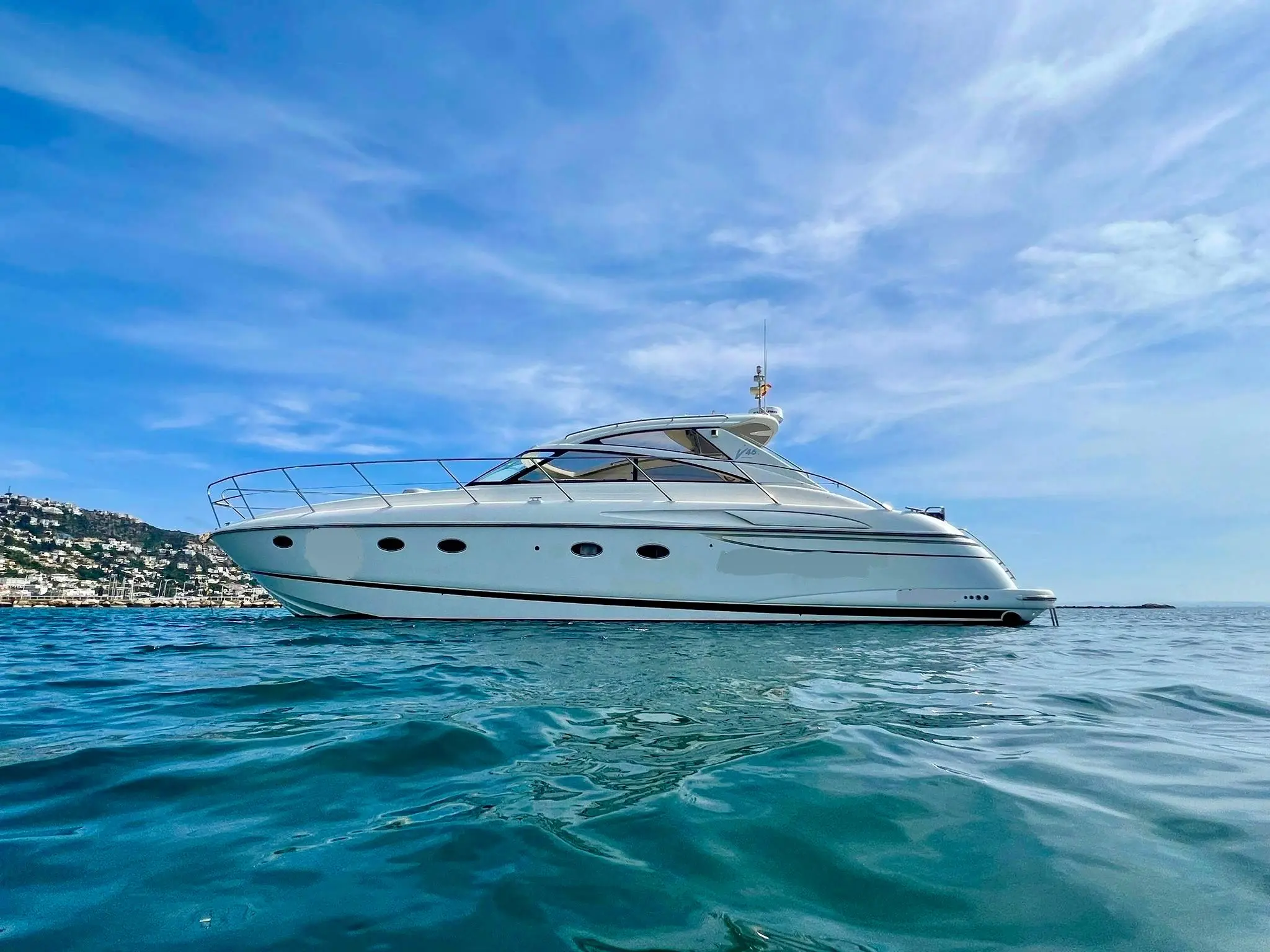 Princess V46 — Vedette à moteur blanche photographiée de profil sur une mer calme.