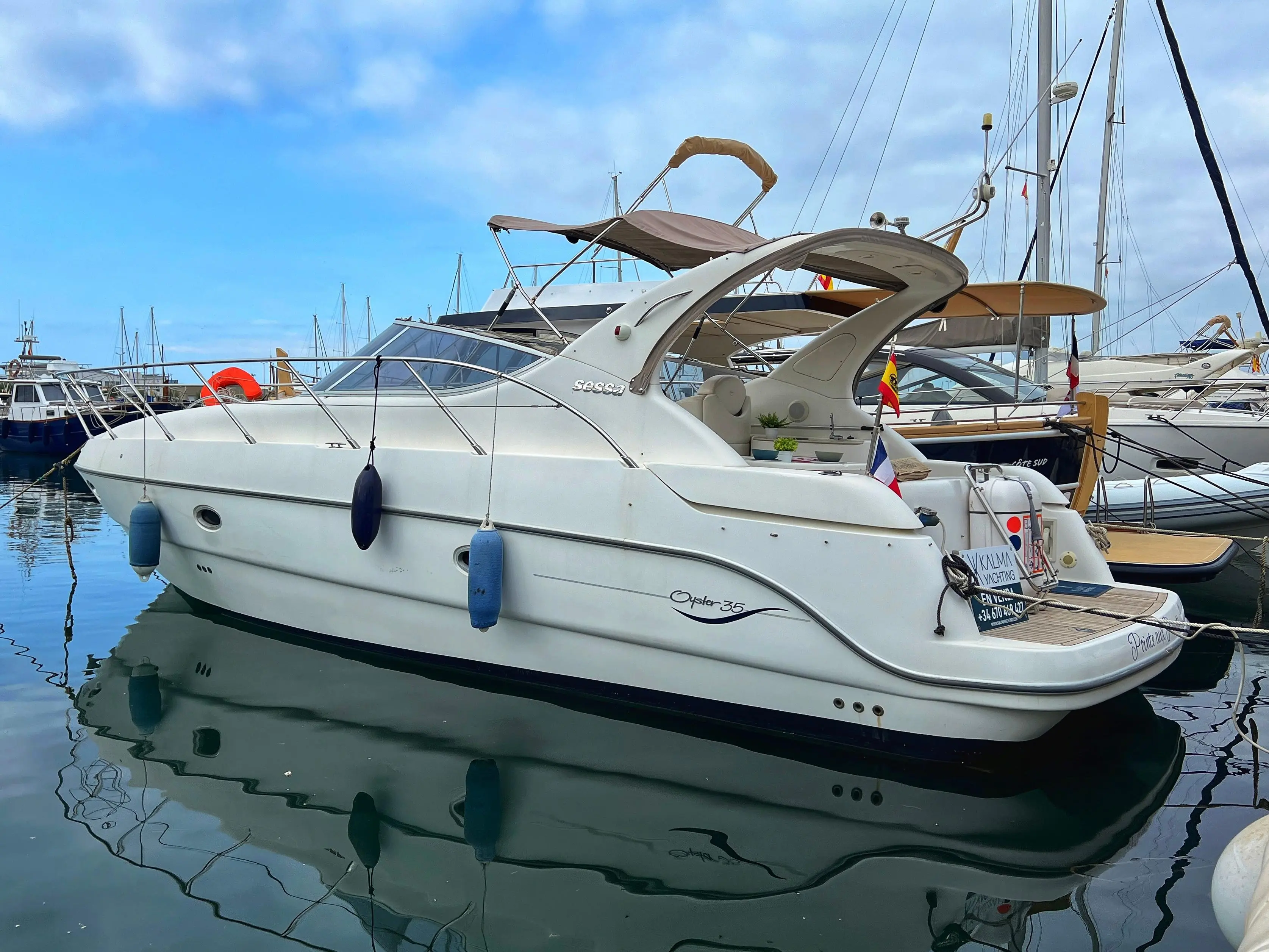Sessa Marine Oyster 35 — Vue latérale d’un yacht blanc amarré dans une marina.