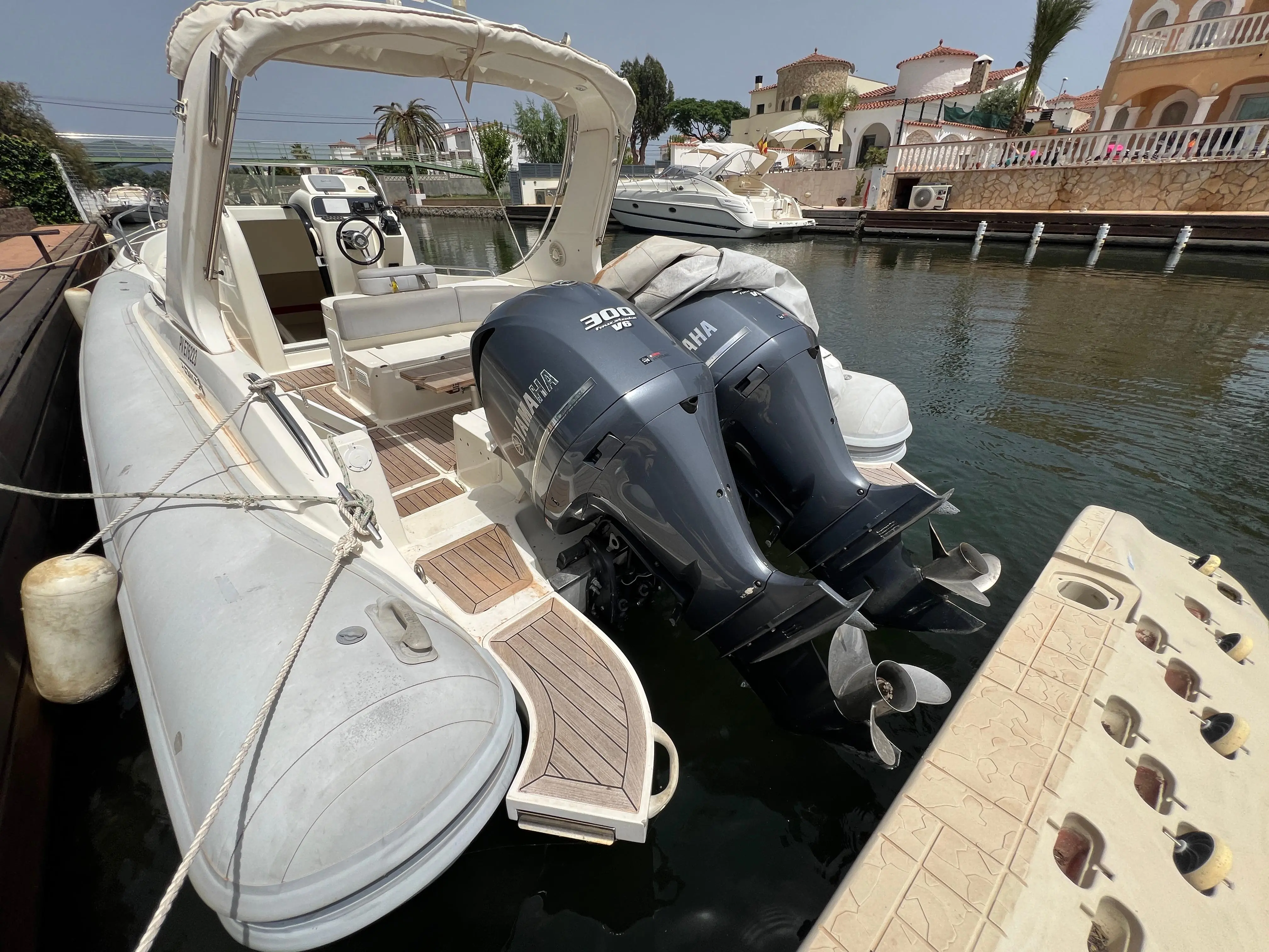 Lomac 1000 IN — Vue arrière d’un bateau pneumatique amarré, avec deux moteurs hors-bord.