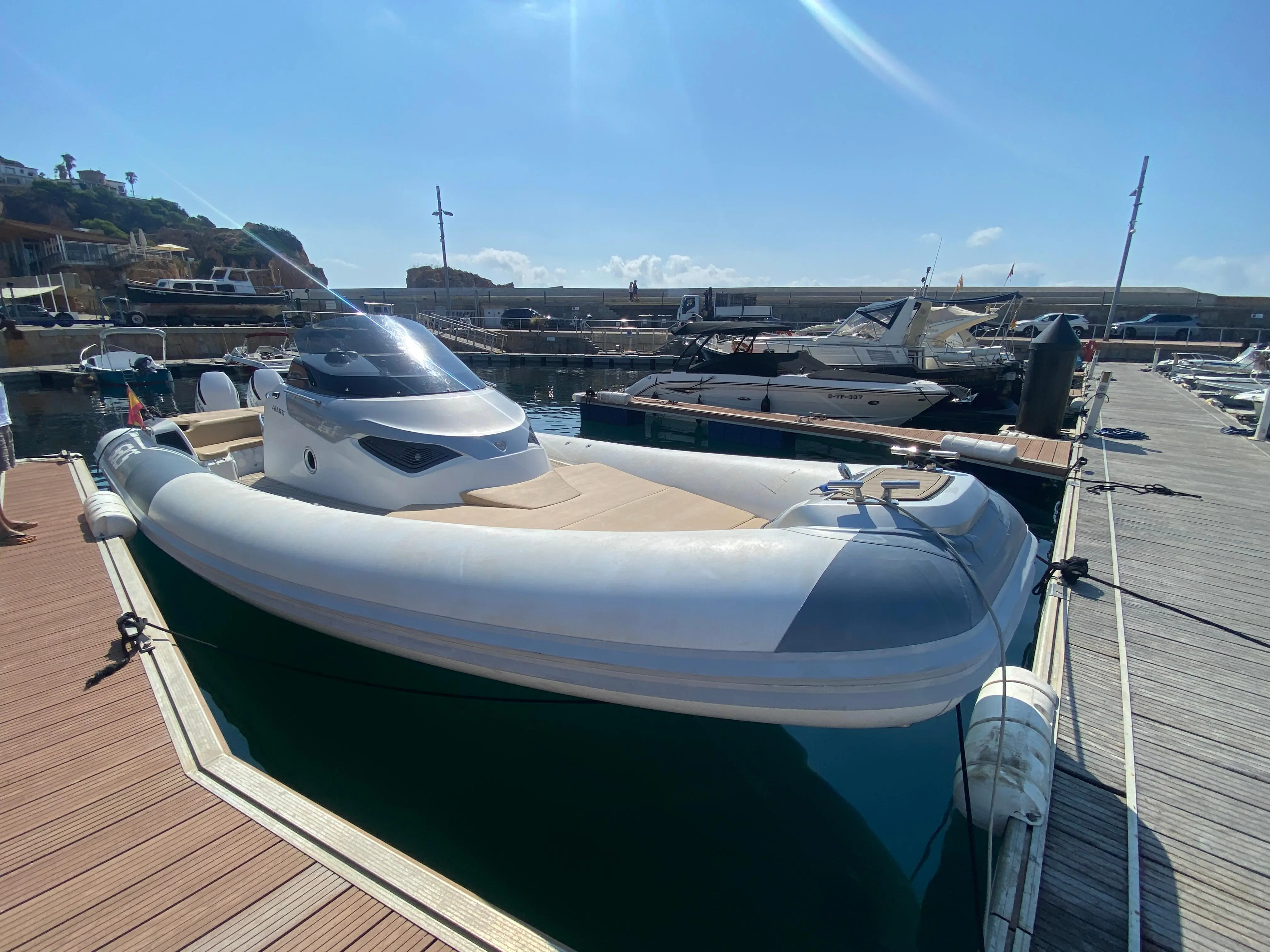 Sacs Strider 11 — Bateau pneumatique amarré dans une marina, photographié de trois quarts avant.