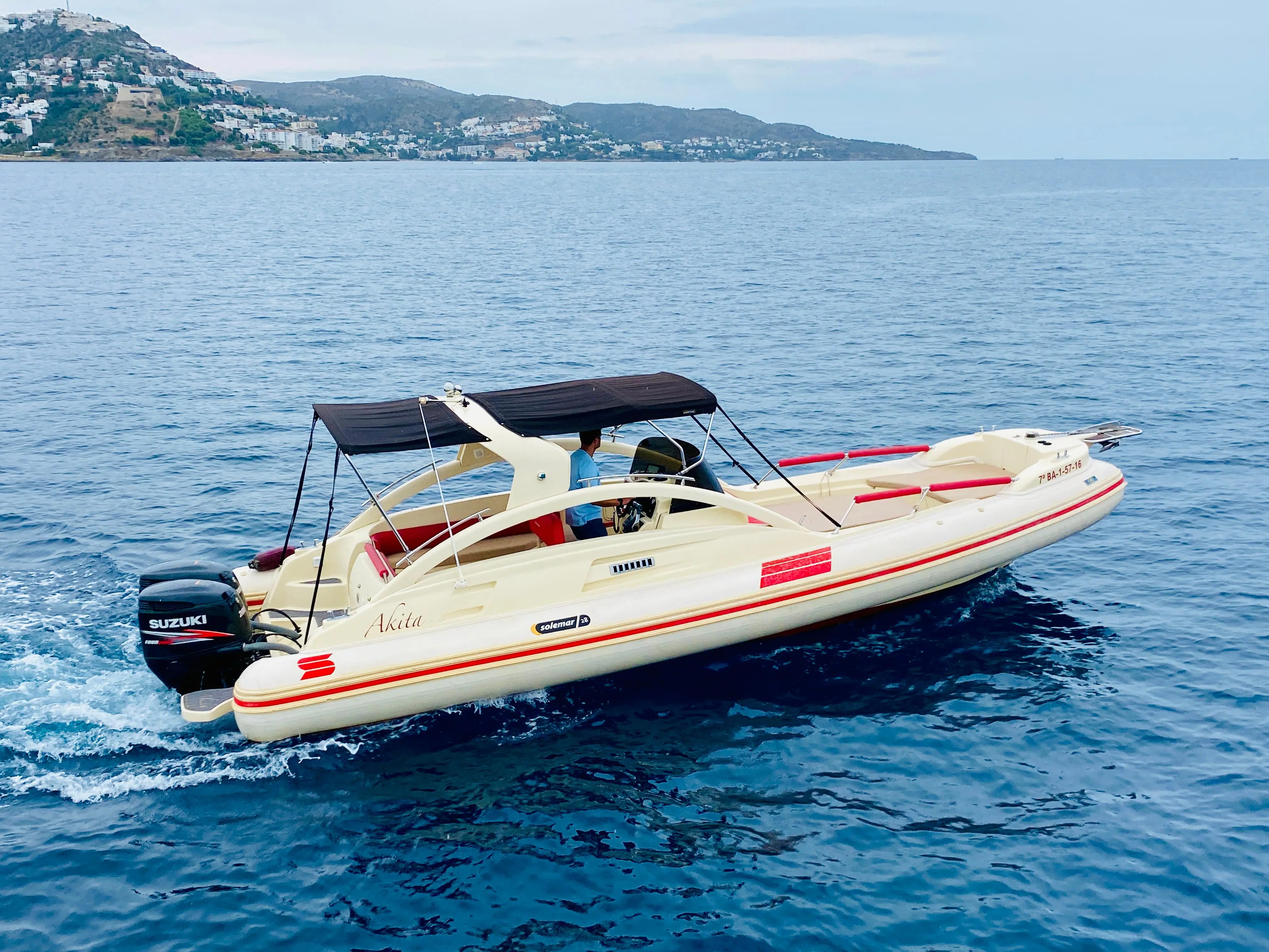 Solemar Offshore 28 — Bateau pneumatique vu de trois quarts sur la mer, avec une personne à la barre.