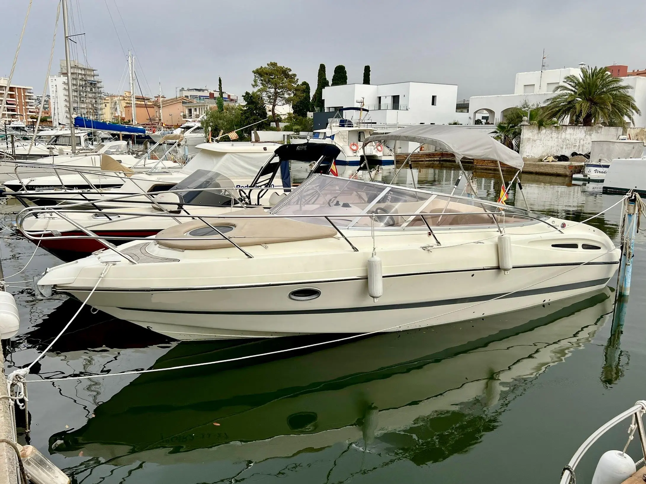 Cranchi CSL 28 — Bateau à moteur amarré dans un port, vu de profil tribord.