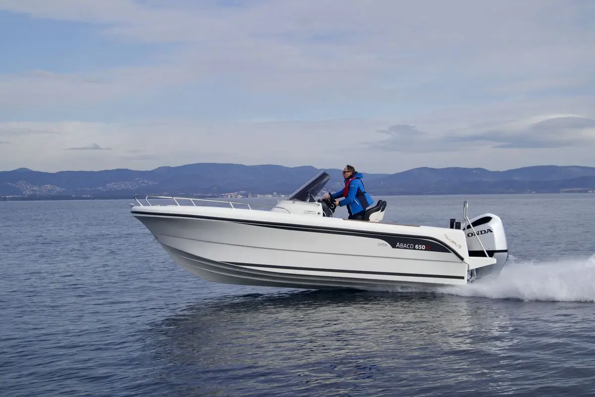 Ocqueteau Abaco 600 Open — Bateau à moteur blanc en navigation, photographié de profil sur une mer calme.