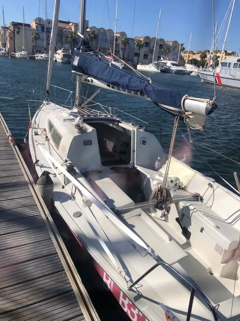 Archambault Surprise — Voilier blanc amarré au ponton, avec cockpit et descente ouverts.