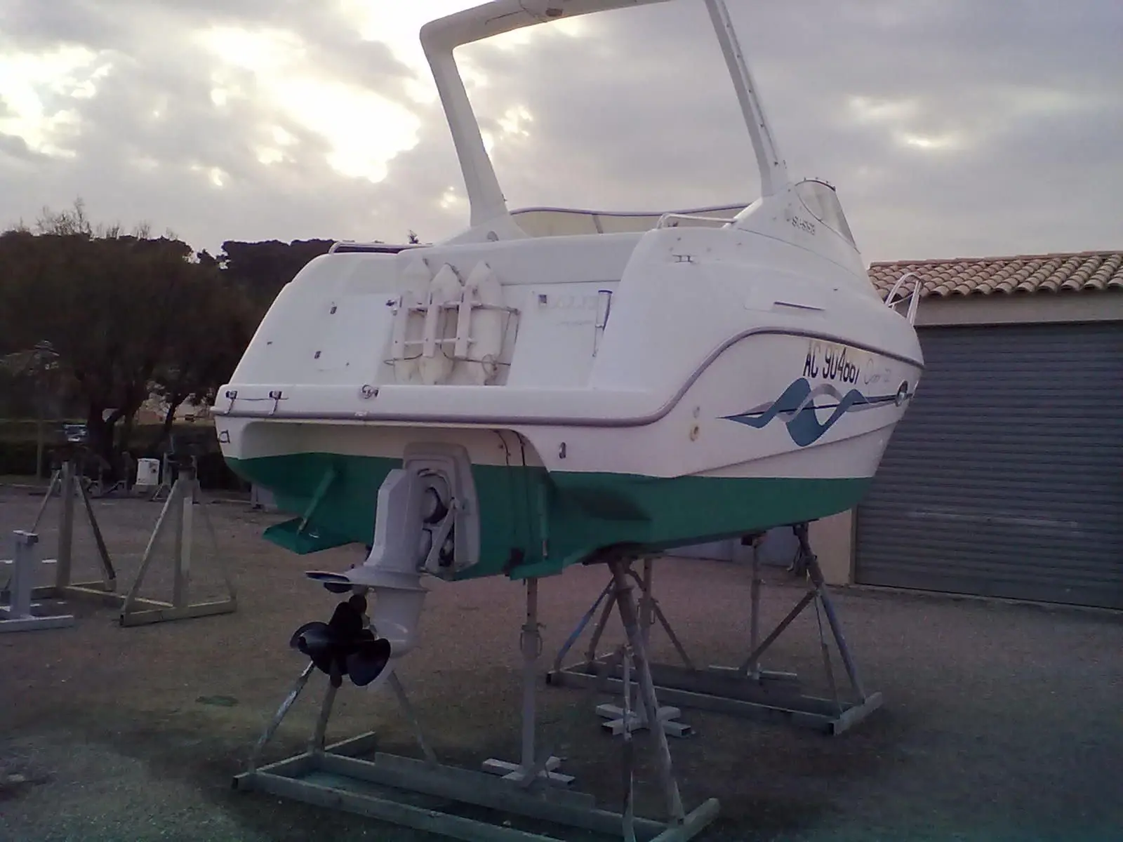 Sessa Marine Oyster 22 — Bateau à moteur vu de trois quarts arrière, posé sur berceau à terre.