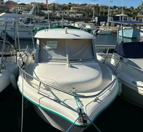 Ocqueteau 615 — Vue avant d’un bateau amarré dans un port, entouré d’autres embarcations.