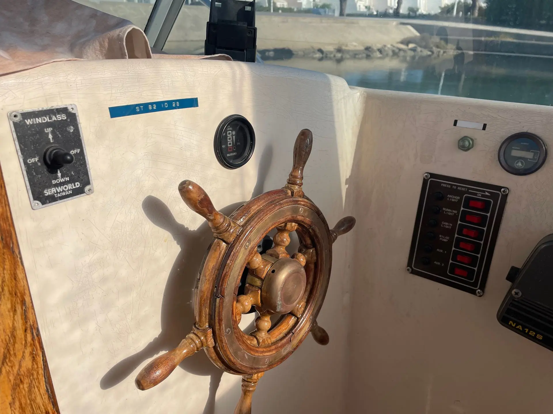Clear Liner 530 Timonier — Poste de pilotage avec roue en bois, instruments et commandes visibles.