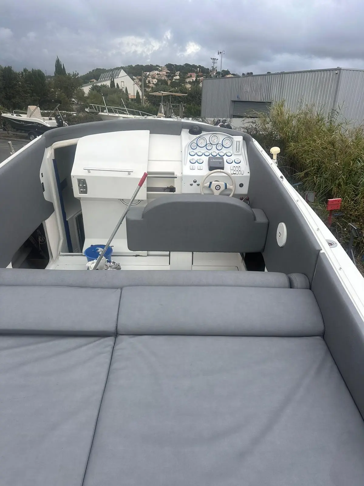 Abbate Bruno Primatist G 36 — Vue intérieure du cockpit avec tableau de bord, sièges et bain de soleil arrière.