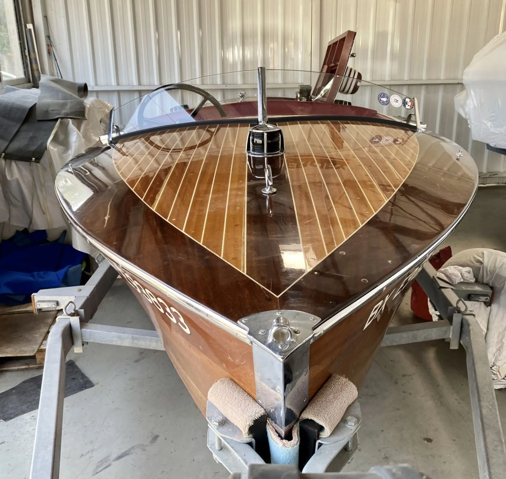 Chris Craft 16 Boat Race Special — Vue rapprochée de l’avant d’un bateau en bois posé sur une remorque.