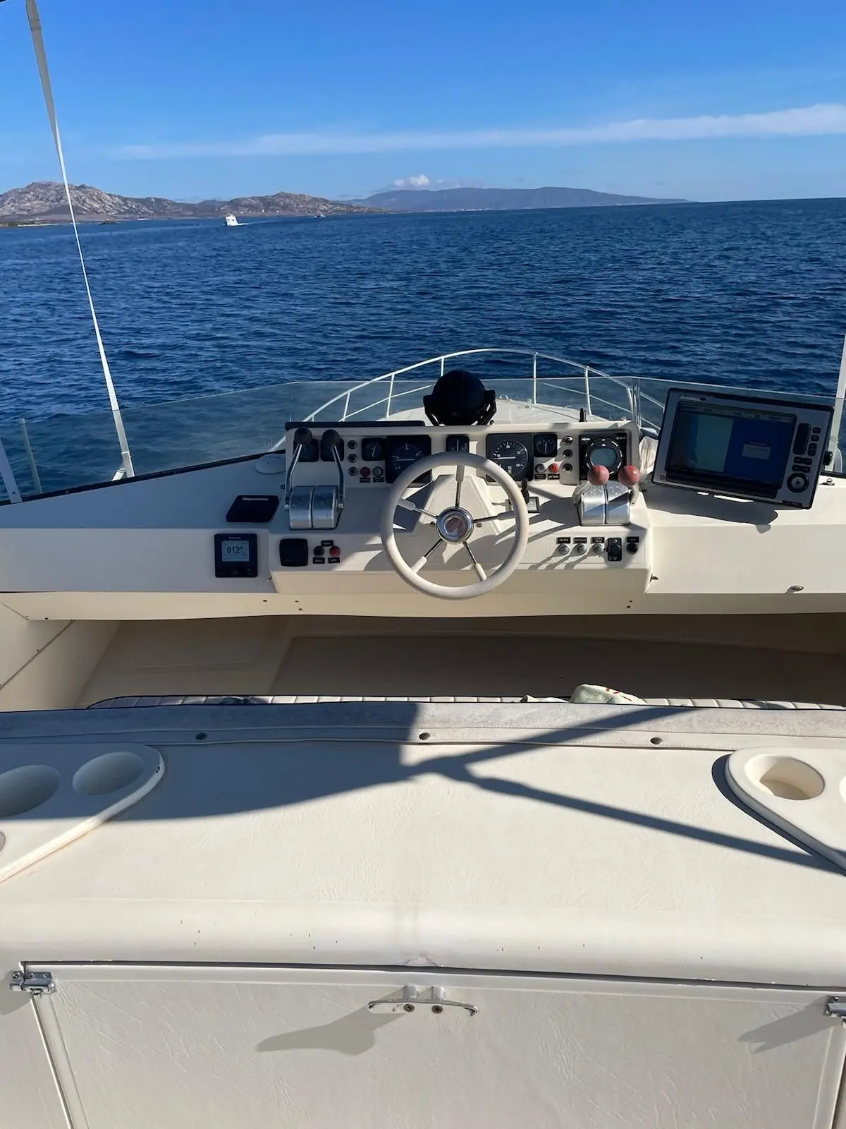 Guy Couach 1501 CL — Vue du poste de pilotage et du cockpit face à la mer.