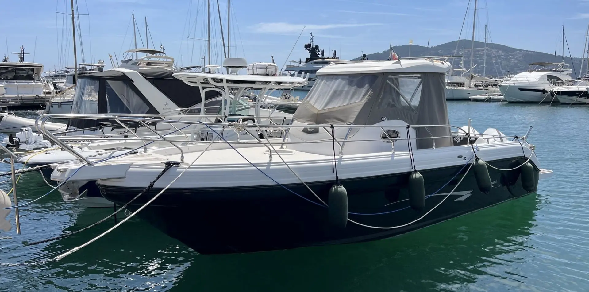 Ranieri Shadow 30 — Bateau à moteur amarré dans une marina, vu de trois quarts.