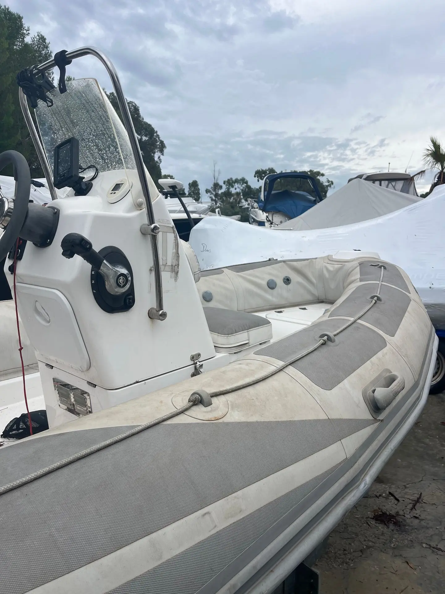 Adventure V-550 — Vue rapprochée du poste de pilotage et de l’avant d’un bateau pneumatique.