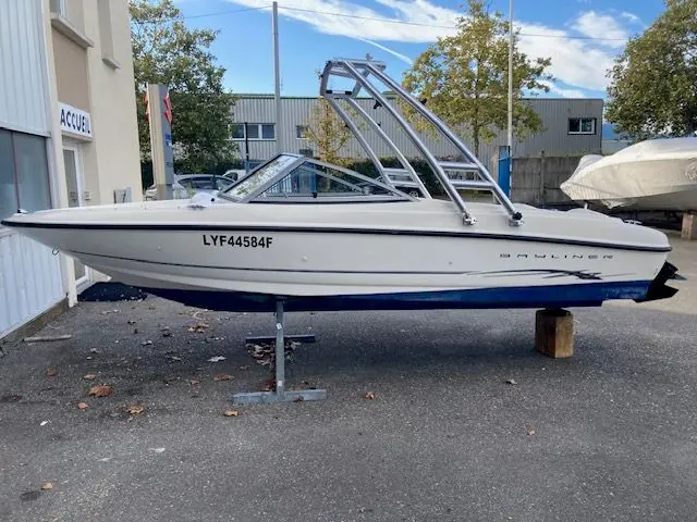 Bayliner 175 — Bateau blanc vu de profil, posé sur sa remorque dans une cour extérieure.